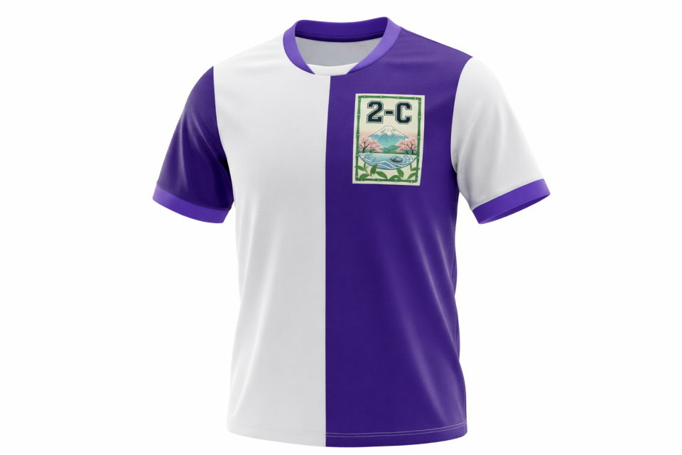 サッカーユニフォーム風クラスTシャツの3D着用イメージ。欧州クラブチーム風のスタイリッシュな紫と白のデザインで、文化祭や体育祭のイベントウェアとして映える立体的なシルエット。