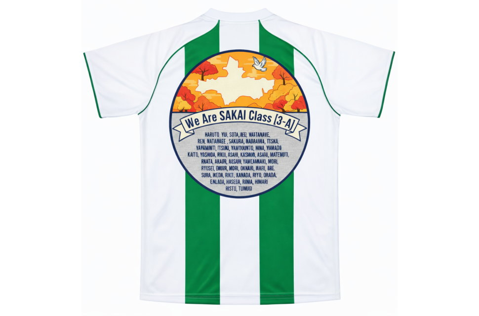 クラス全員の名前をロゴ化した背中デザイン。緑ストライプのユニフォーム背面に、クラス名と全生徒の氏名を円形エンブレム風にプリントした背面写真。