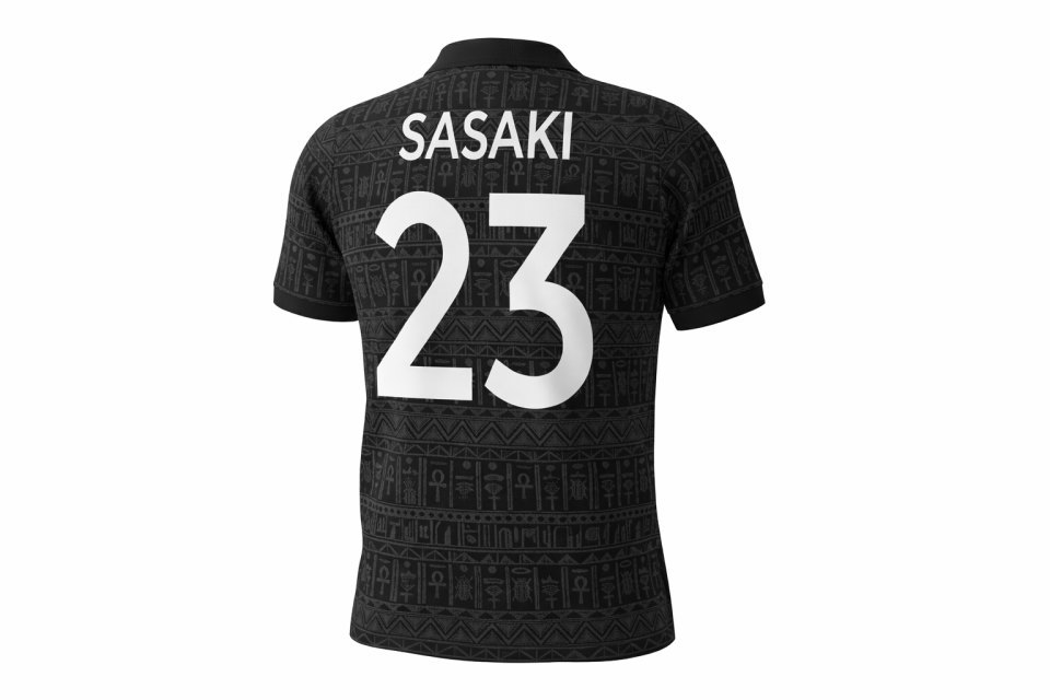 オーダーメイドで作る背番号入りのチームウェア。サッカー大会出場の大学サークルがデザインした、黒を基調としたかっこいいクラスTシャツ。