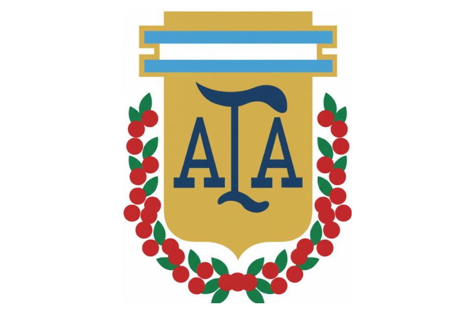 昇華プリントで細部まで再現されたチームロゴデザイン。アルゼンチン協会風のエンブレムをカスタムした、オリジナルユニフォームのシンボル。