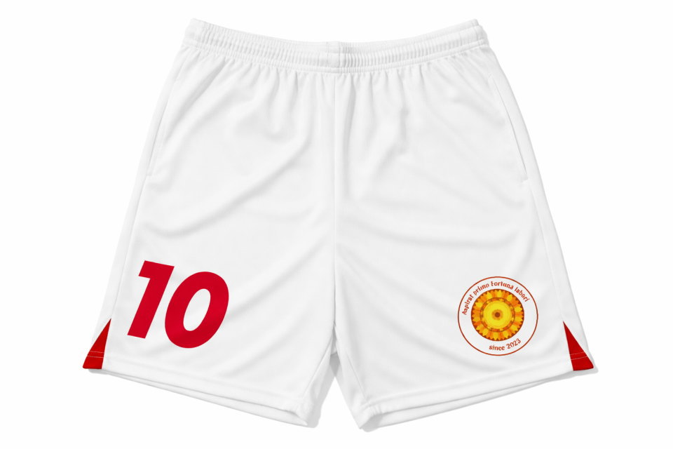 オリジナルサッカーパンツ制作 ホワイトに赤の番号とチームロゴを入れたセットアップ用パンツ 平置き