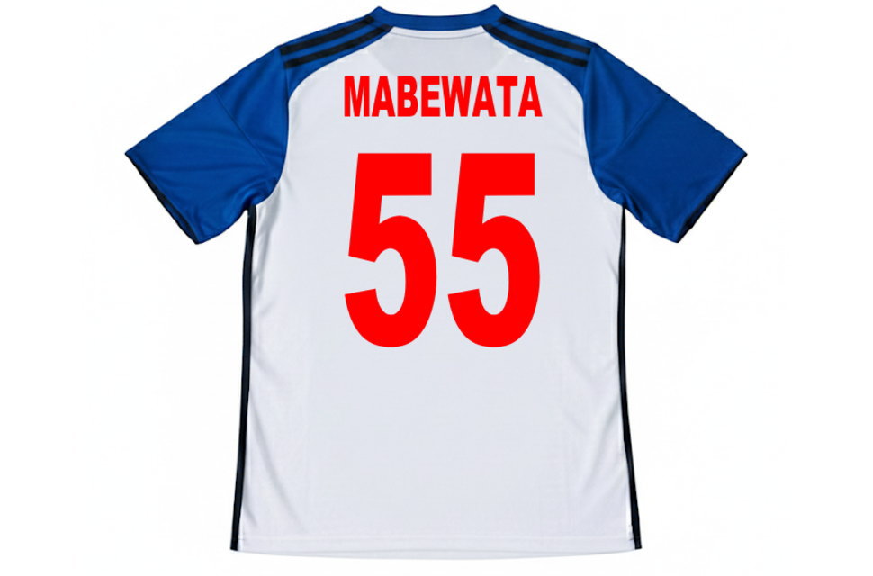 オーダーメイドのサッカーユニフォーム背面デザイン。昇華プリントによる赤い背番号55とMABEWATAの背ネーム。クラスTシャツで人気の個別名入れ対応、ブンデスリーガスタイルの白青配色。