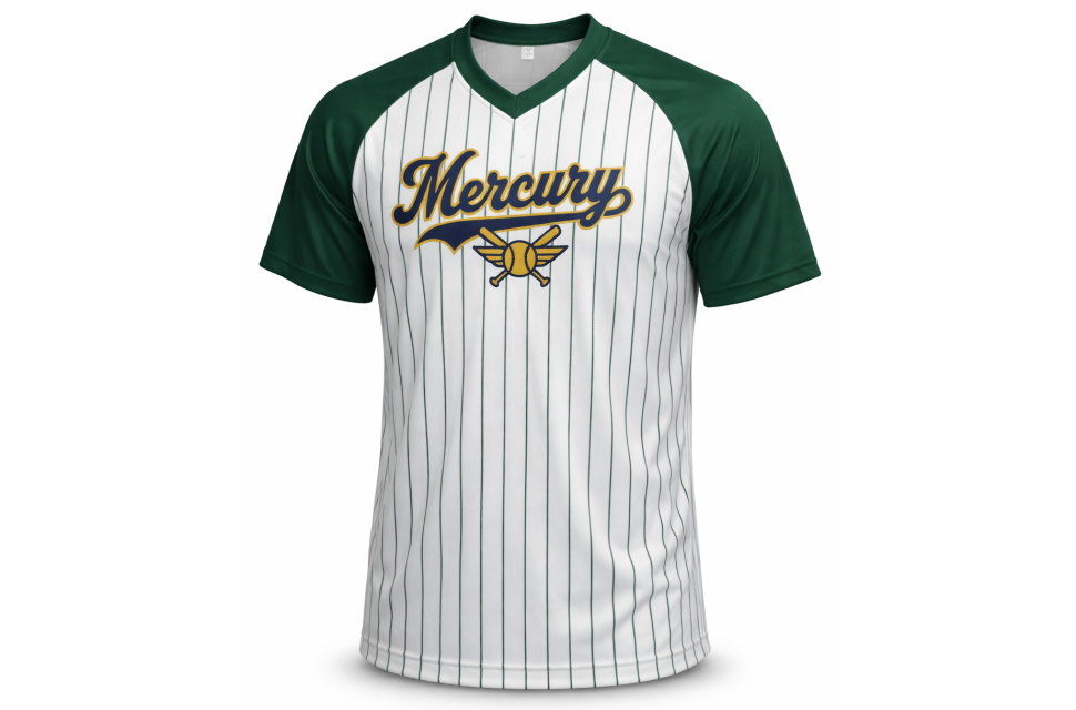 野球ユニフォーム風クラスTシャツの3D着用イメージ。ラグランスリーブとVネックのスポーティなシルエット。体育祭や文化祭で人気の緑と白のストライプデザイン