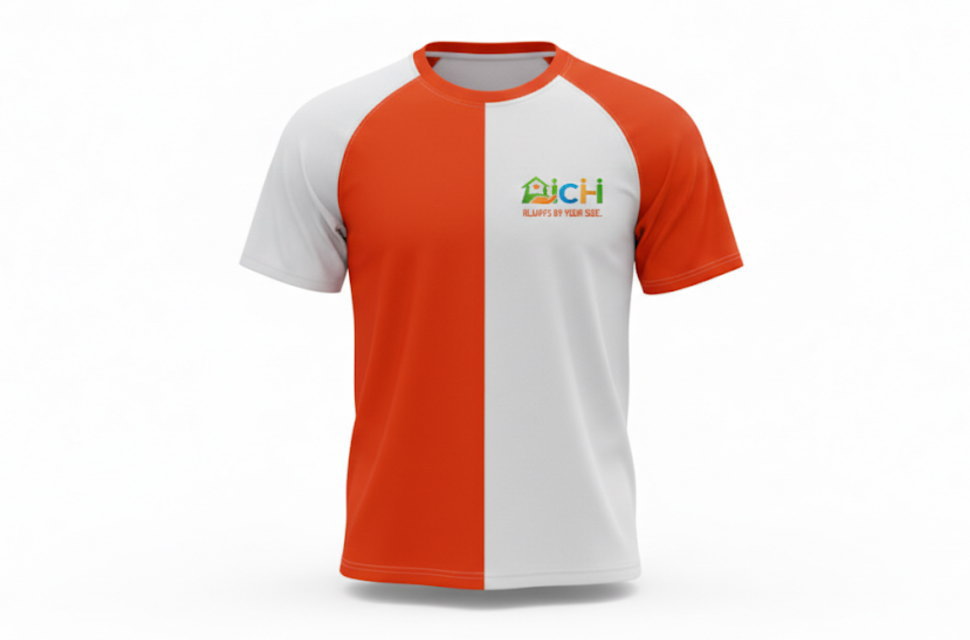 オリジナルユニフォームの背面デザイン。白とオレンジのアシンメトリー配色に施設のイベントロゴを配置。日本語・外国語・記号など自由な背ネームや4桁の背番号にも対応可能な昇華プリントシャツ。