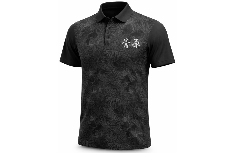 背面まで柄が続く全面昇華プリントのスポーツポロシャツ。耐久性の高いマイクロポリエステル素材で、スタッフウェアやサークルユニフォームにふさわしい高品質な仕上がり。