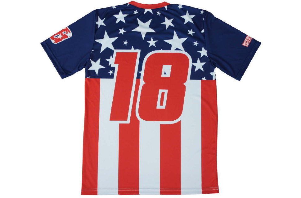 オーダーメイドサッカーユニフォームの背面デザイン。赤白ストライプの背景に、白縁取りの赤い背番号18を昇華プリントで鮮明にマーキング。