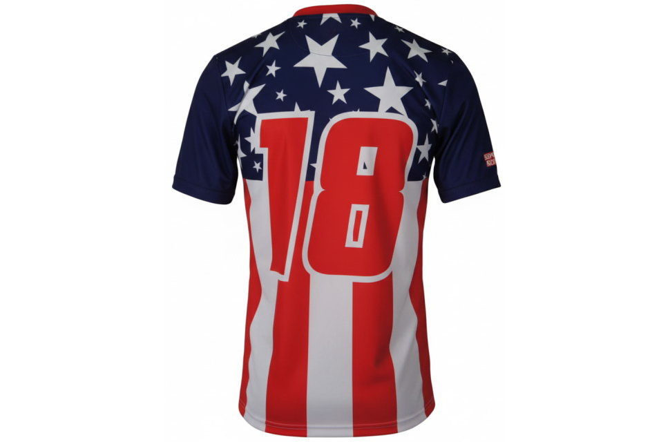 マネキン着用時のユニフォーム背面。大きな背番号が特徴的で、クラスTシャツや大学サークル、部活動に人気の高いフルオーダーデザイン