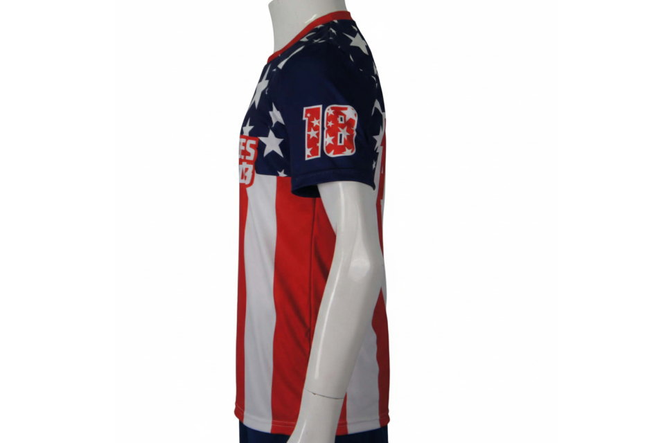 サッカーユニフォームの右側面ビュー。左袖に配置された番号プリントの詳細。オーダーメイドならではの自由な位置へのマーキング例。