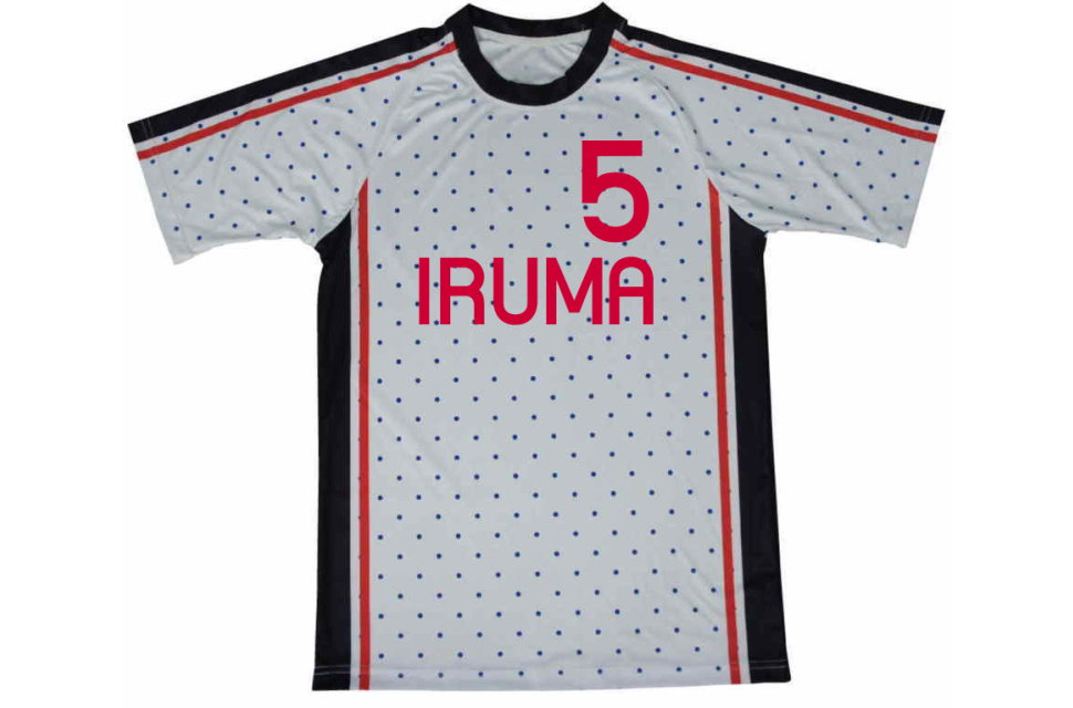 サッカーユニフォームの前面デザイン。胸の中央にチーム名IRUMA、左胸に番号5を配置した昇華プリントのオーダーメイド事例。