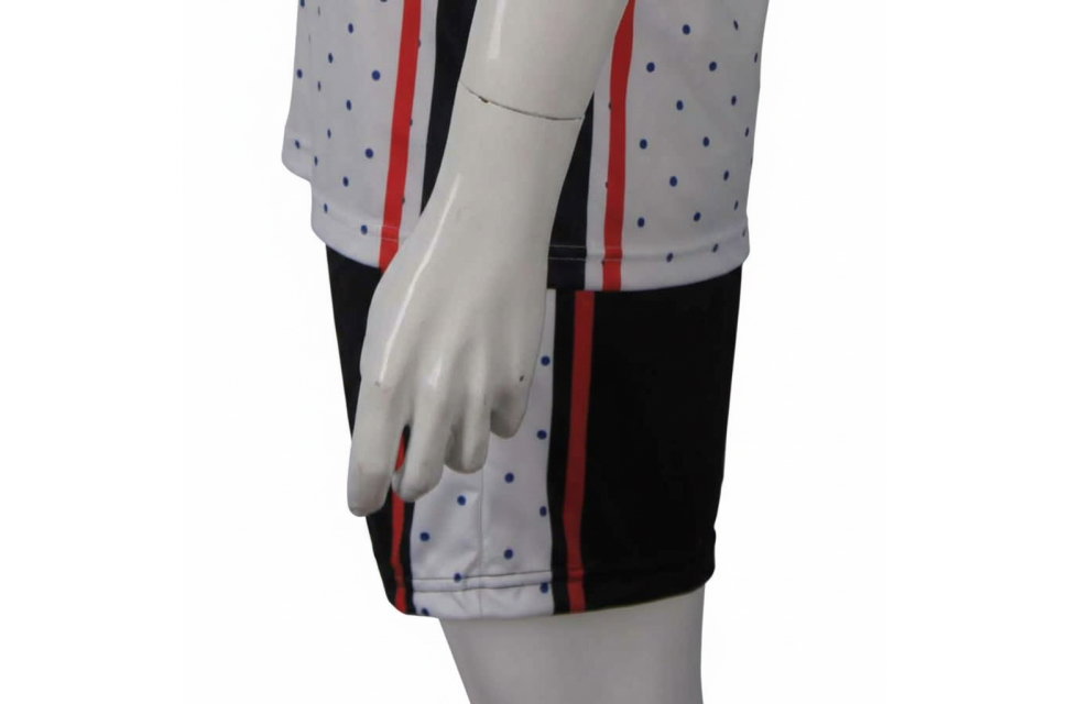 袖口と脇のサイドラインの縫製ディテール。激しい動きにも耐える、高品質なサッカーユニフォーム作成事例。