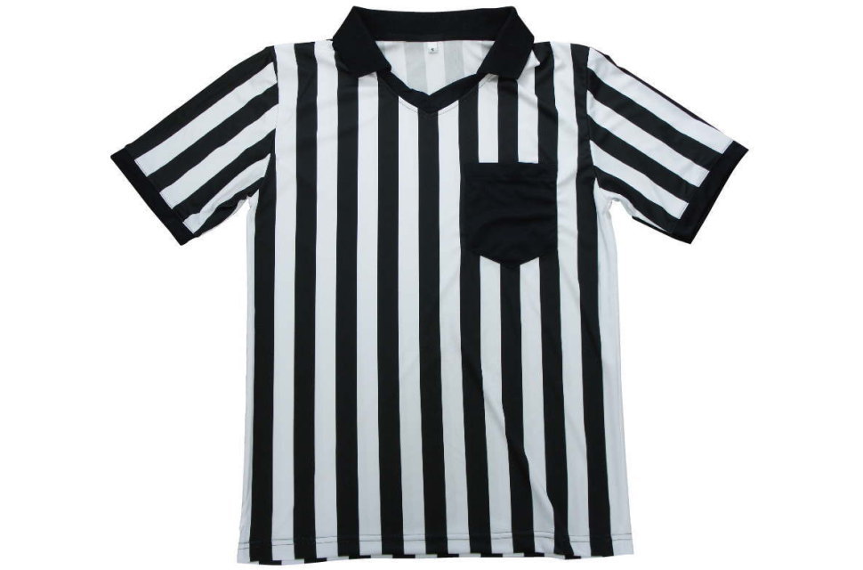 サッカーイベント用のオーダーメイドレフェリーシャツ。昇華プリントによる鮮明な白黒ストライプ柄と実用的な胸ポケットが特徴。