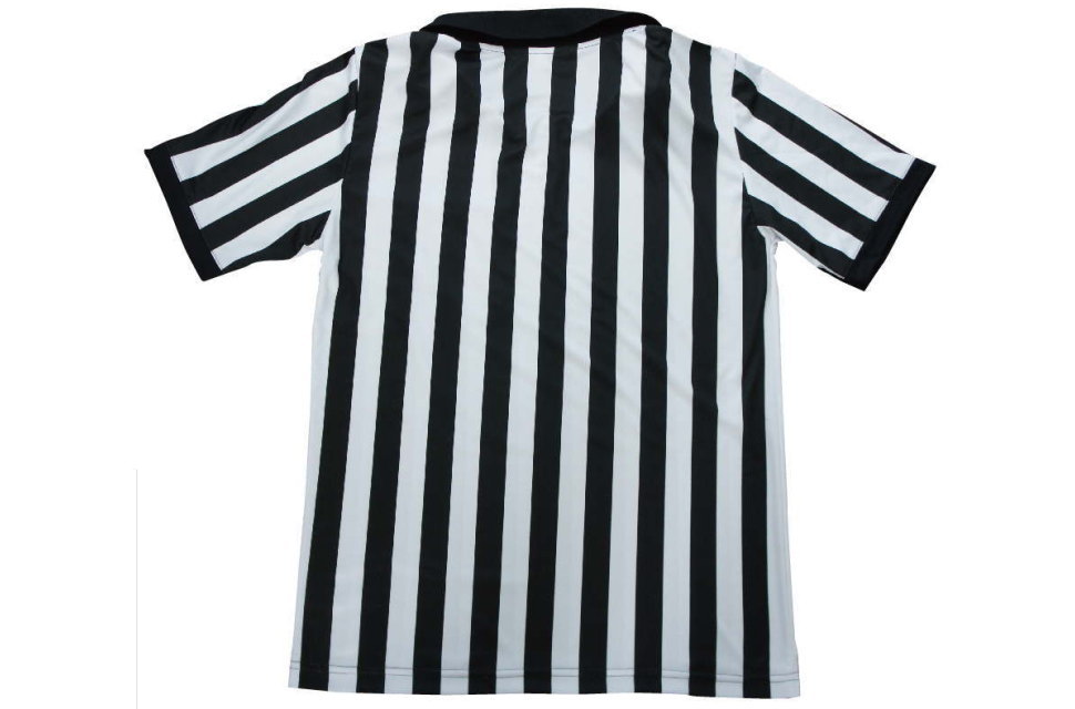 オーダーメイドレフェリーウェアの背面。背番号やチーム名の名入れが可能な昇華プリントの白黒縦縞デザイン。サッカーやバレーボールに最適。