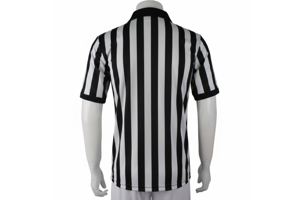 レフェリーシャツのバックスタイル。昇華プリントにより軽量で通気性が良く、サッカー審判の激しい動きを妨げないスポーツ仕様。