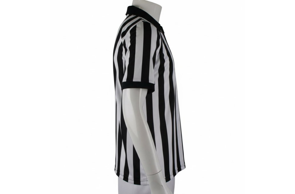 レフェリーシャツのサイドビュー。サッカー、ハンドボール、ラグビーなど多種多様な競技で活用できるオーダーメイドの審判用ユニフォーム。