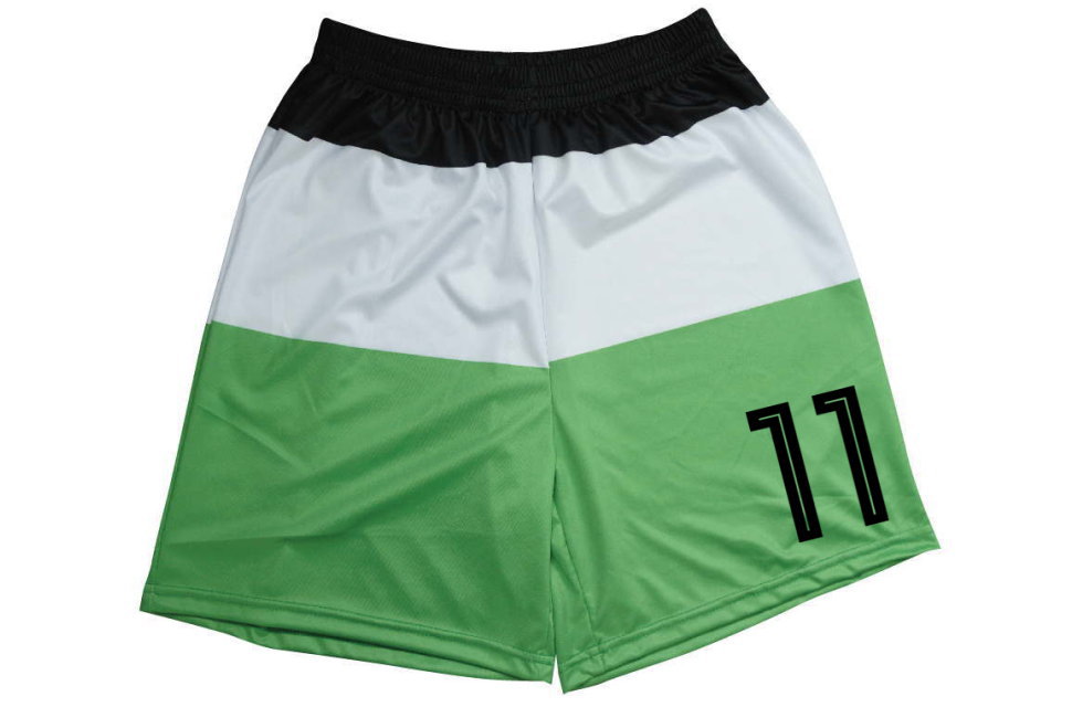 シャツとセットアップされたサッカーパンツ。ウエストのブラックから裾のグリーンへの配色と、番号11番の昇華プリント。