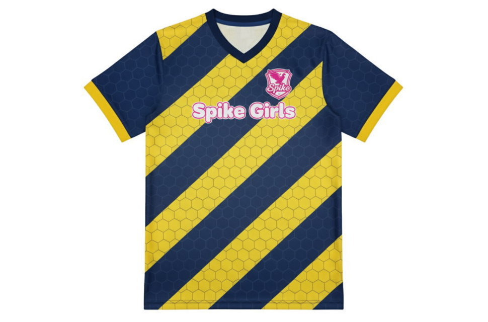 神奈川県の女子サッカーチームがオーダーメイドした昇華プリントユニフォーム。ネイビーとイエローの斜めストライプ柄にピンクのロゴが映える上下セットアップ。