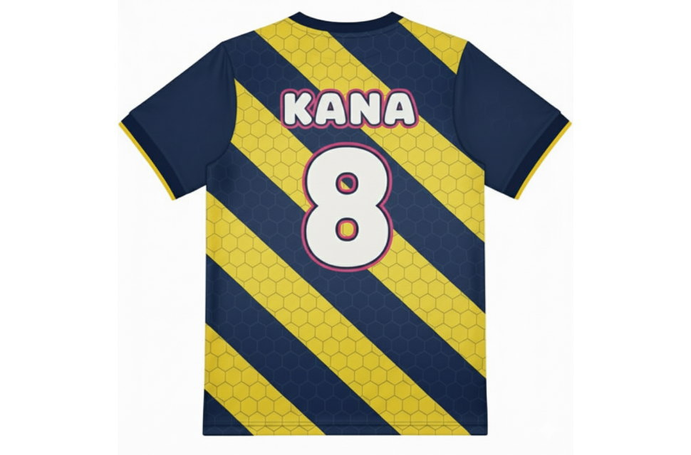 オーダーメイドサッカーユニフォームの前面デザイン。ヘキサゴン模様を重ねた昇華プリントのイエローたすき掛けデザインと、可愛いフォントのチームロゴ。