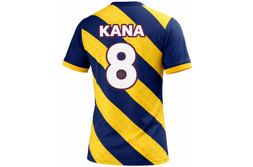 立体的なシルエットで見るオーダーメイドの女子サッカーウェア。全面昇華プリントにより、複雑なグラフィックも生地の質感そのままに鮮やかに再現。