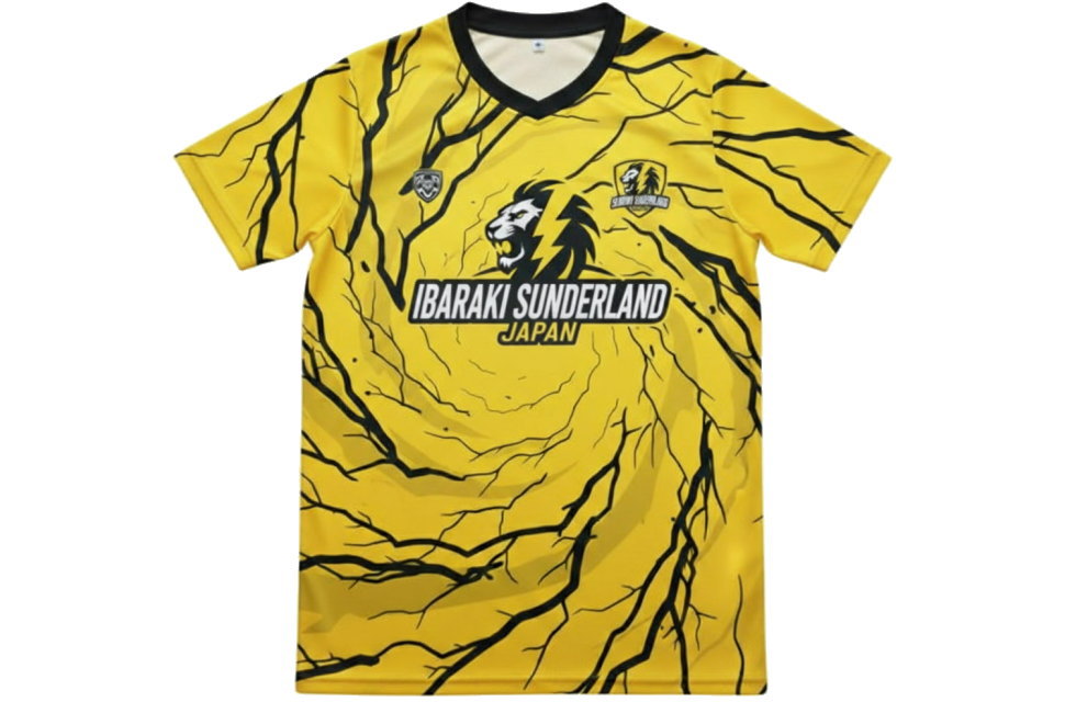 茨城県のチームからオーダーいただいた、稲妻柄が大胆な黄色と黒の昇華プリントサッカーユニフォーム。中央にライオンロゴとスタイリッシュなチーム名を配置したVネックデザインの正面写真。