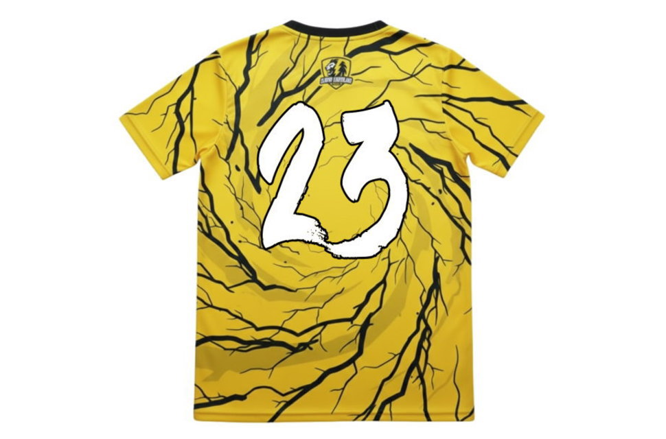 オーダーメイドサッカーシャツの背面。白の太い手書き風フォントで背番号23をプリント。昇華プリントにより、複雑な稲妻グラフィックの上にも視認性の高いマーキングが施された背中側のデザイン