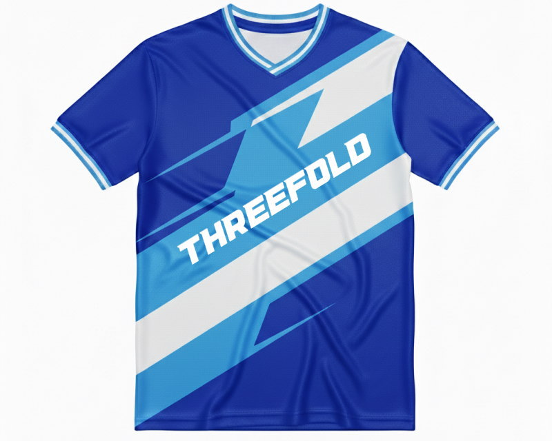 オーダーメイドサッカーシャツ前面。鮮やかな青ベースに白い稲妻モチーフとTHREEFOLDのチーム名ロゴをプリントしたVネックデザイン。