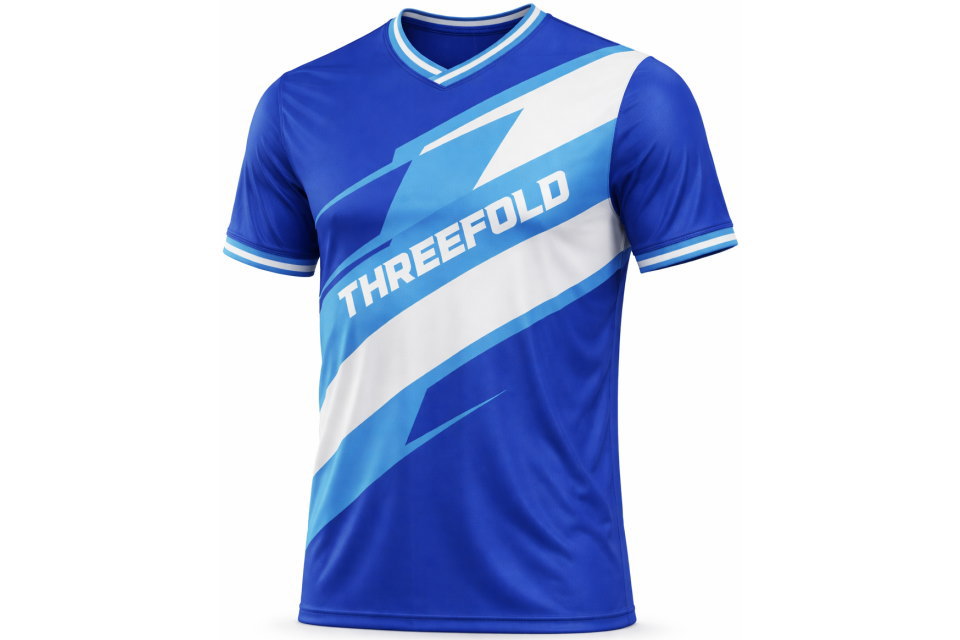 斜め前から見たサッカーシャツの立体感。全面昇華プリントによる色の重なりと、疾走感を演出するシャープな幾何学模様。