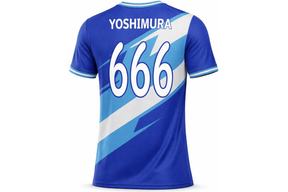 背面の斜めショット。複雑な稲妻柄の背景でも視認性の高いフチ付き背番号マーキング。クラスTシャツやサークルユニフォームにも最適。