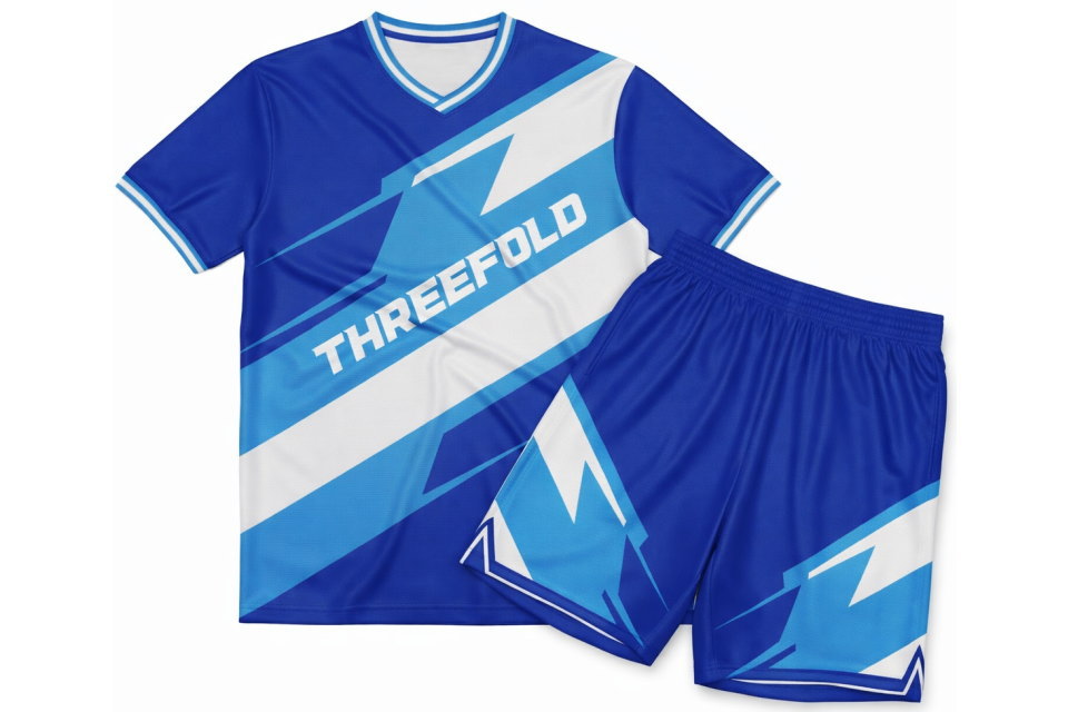 サッカーユニフォームのシャツとパンツのセット。三重県のお客様がデザインした、統一感のあるフルカスタムのチームウェア事例。