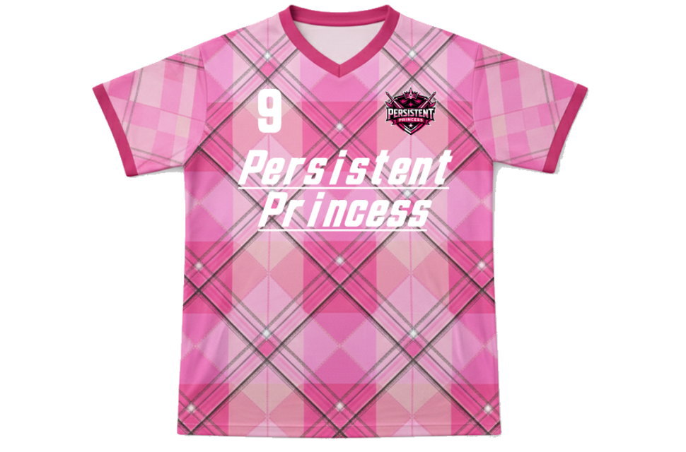 全面昇華プリントで仕上げたピンクチェックのサッカーシャツ前面デザイン。胸元のチームロゴと丸みのあるかわいいフォントのチーム名プリント