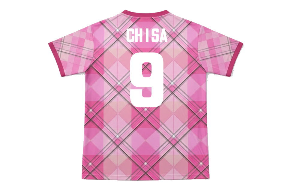 女子サッカーユニフォームの背面デザイン。視認性の高いホワイトの背ネームと背番号9のマーキング、ピンクのグラデーションチェック柄