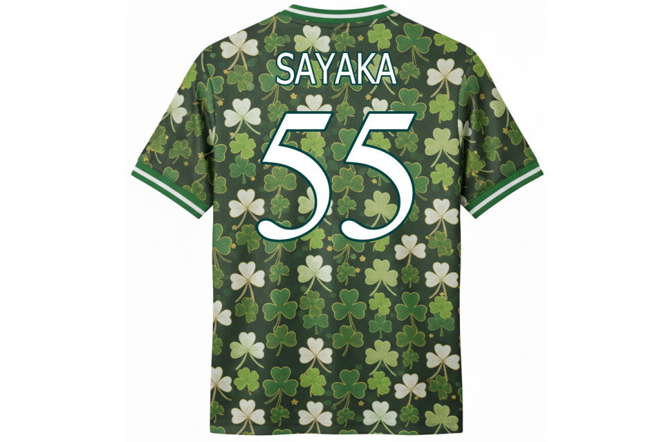 オーダーメイドサッカーシャツの背面デザイン。クローバーの総柄に、白の縁取りを施した視認性の高い背ネーム『SAYAKA』と背番号『55』をプリントした制作事例。