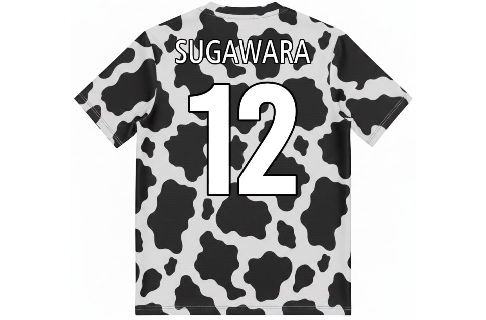 牛柄サッカーユニフォームの背面デザイン。白抜きフォントの背ネーム「SUGAWARA」と背番号12のマーキング事例。