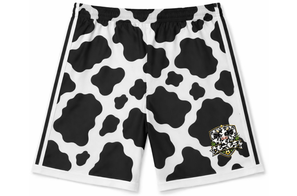 サイドライン入りの牛柄フルオーダーサッカーパンツ。裾にチームロゴを配置し、シャツとセットアップで作成されたオーダーメイドウェア。