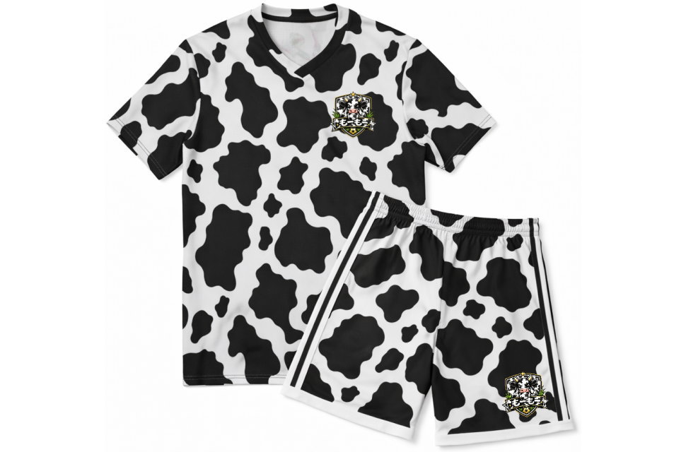牛柄（ホルスタイン柄）サッカーユニフォームの上下セット。インパクトのある全面プリントが特徴の、試合用・クラスTシャツ用オーダーメイド事例。