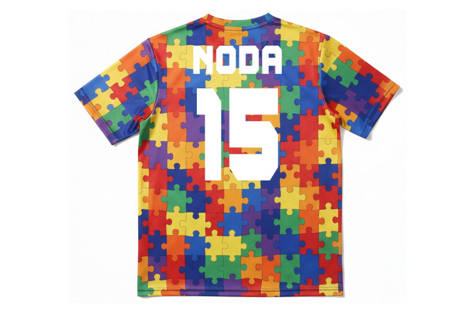 背番号「15」と「NODA」の名入れが施された、ジグソーパズル柄のオーダーメイドサッカーシャツ（背面）