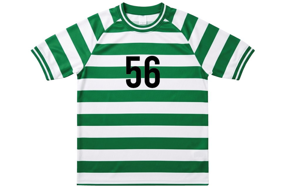 サッカーユニフォームの前面アップ。緑と白の横縞に黒の胸番号56が配置されたデザイン