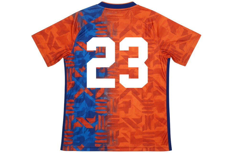 白の大きな背番号23がプリントされた、オレンジと青のコントラストが美しいオーダーメイドユニフォームの背面デザイン