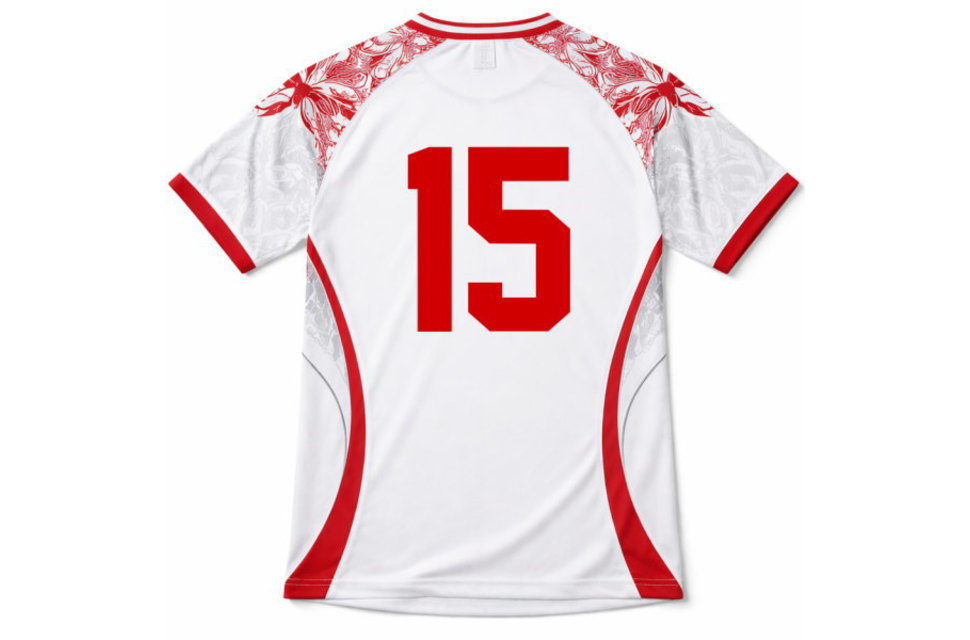 オーダーメイドサッカーユニフォームの背面デザイン。肩のグラフィックとサイドの赤いラインが際立つ白地のバックショット