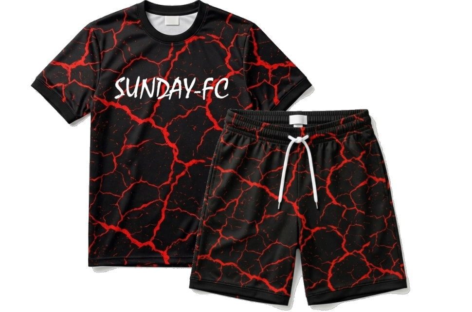 黒地に赤い雷鳴柄のオーダーメイドサッカーユニフォーム上下セット。胸にSUNDAY-FCのロゴ入り。