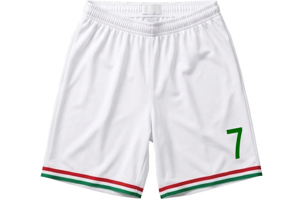 裾に緑と赤のラインが入ったホワイトのサッカーパンツ。腰番号7のプリント入り