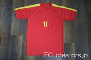 スペイン代表のユニフォームのような赤のサッカーシャツと青のサッカーパンツ