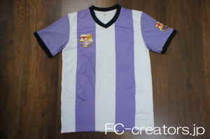 白地に紫のストライプ柄サッカープラスティックシャツ