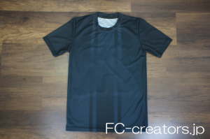 黒地にダークグレーの柄をプリントしたサッカー用プラスティックシャツ