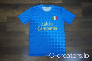 イタリア代表レプリカユニフォームをイメージした青色のシャツ
