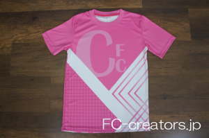 白い生地にピンクの柄をプリントした斬新なデザインのサッカーユニフォーム