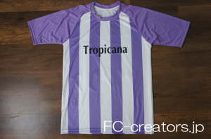 白と紫のストライプ柄のサッカーユニフォーム