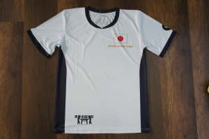 白色の半袖シャツに日本国国旗やスポンサーロゴを昇華転写プリントしたサッカーシャツ