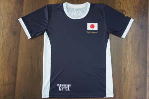 紺色の半袖シャツに日本国国旗やスポンサーロゴを昇華転写プリントしたサッカーシャツ