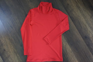 赤色のジュニアサッカーチームのトレーニングシャツ