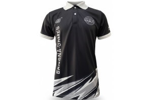 黒いポロシャツの正面。襟と袖口は落ち着いたグレー。胸元に「48」ロゴとエンブレム、裾にグレーの鋭角なグラフィックデザイン。エネルギッシュでモダンな印象